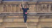 Tricampeão mundial de slackline cruza fita a 180 m entre prédios na Polônia