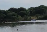 Três carros ficam encalhados ao tentar atravessar o Rio Javaés em Formoso do Araguaia