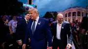 Trump aparece com Dana White em evento do UFC na Casa Branca