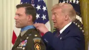 Trump se atrapalha com laço ao condecorar militar na Casa Branca