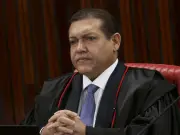 TSE suspende divulgação de pesquisa que mostrava queda de Flávio Bolsonaro