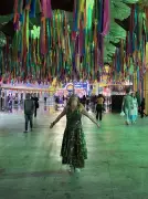 Turista australiana celebra 40 anos no São João de Campina Grande e viraliza