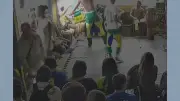 Turista colombiana indiciada por racismo na Rocinha após oferecer banana a capoeiristas
