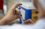 Vacina contra Covid reduz risco de infarto e derrame em idosos