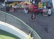 Vídeo: bandidos com fuzis circulam entre moradores no Morro Dona Marta