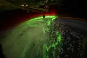 Vídeo de aurora austral 'serpenteando' sobre a Antártida viraliza e impressiona