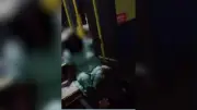 Vídeo expõe falha em elevador de ônibus e mulher cadeirante se arrasta em Divinópolis