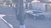 Vídeo mostra fuga de criminosos após tentativa de roubo a casa em Mogi Guaçu