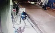 Vídeo mostra suspeitos de matar comerciante em Manaus chegando ao local do crime