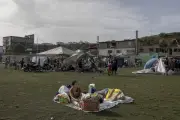 Venezuelanos dormem nas ruas com medo de novos tremores após terremotos