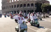 Vespa celebra 80 anos com mais de 10 mil scooters em Roma
