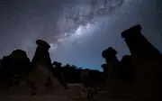 Via Láctea ilumina Chaminés de Fada em Goiás; vídeo encanta redes