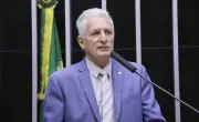 Vice-líder do governo sugere afastamento de Jaques Wagner para defesa