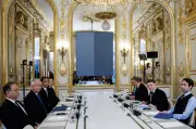 Vice-primeiro-ministro chinês participa de videoconferência com Macron sobre desequilíbrios globais