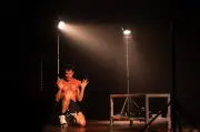 Vinicius Teixeira lota teatro com monólogo 'Selva: solidão'