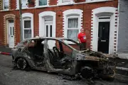 Violência contra imigrantes em Belfast: casas atacadas e veículos incendiados
