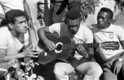 Violão de Pelé de 1966 vai a leilão por R$ 65 mil