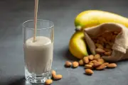 Vitamina de banana, amêndoa e chia: ômega 3, cálcio e antioxidantes para memória e ossos