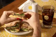 Yellow Giraffe: o family food que mantém vivo o beirute paulistano no Itaim