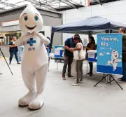 Zé Gotinha leva campanha de vacinação contra a gripe à Rocinha