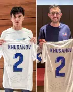 Zagueiro do Uzbequistão pede desculpas a cinegrafista com camisa autografada