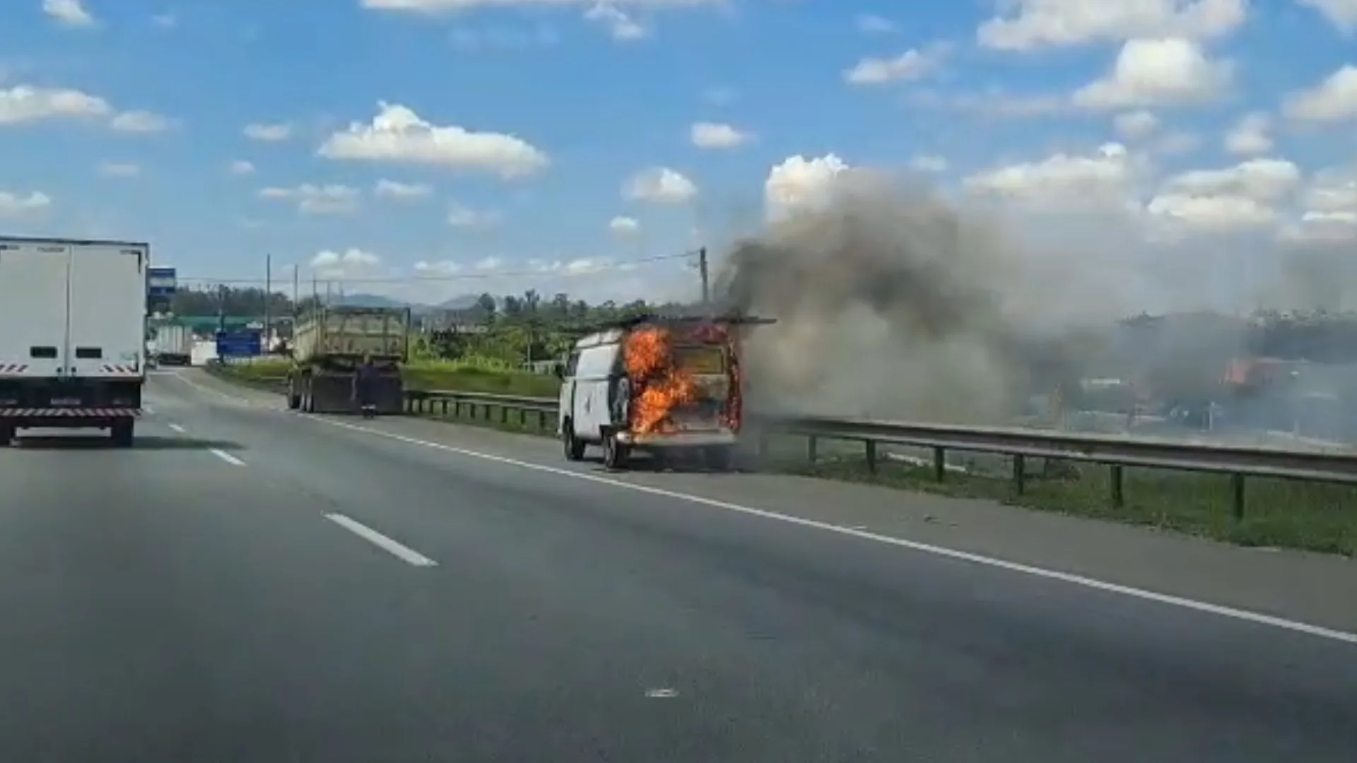Carro pega fogo na Rodovia Ayrton Senna após pane elétrica em Itaquaquecetuba