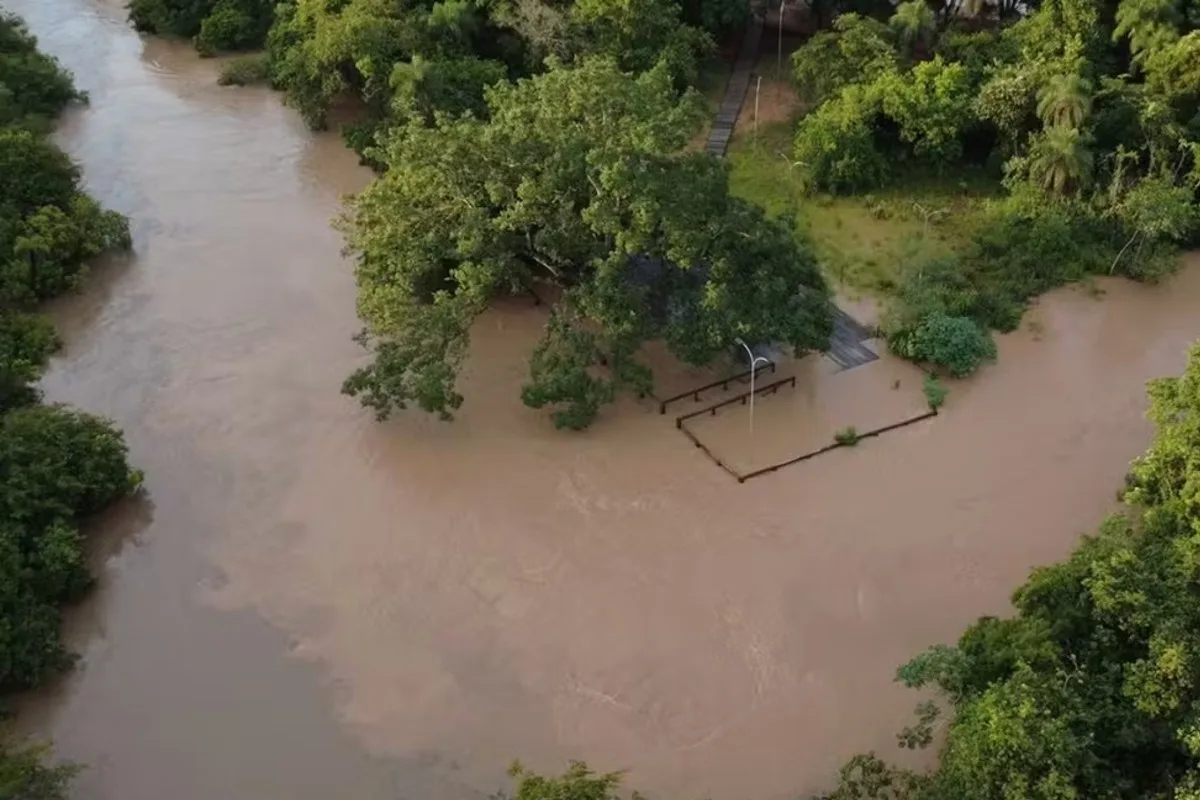 Tempestade em Corguinho isola famílias, destrói pontes e alaga ruas