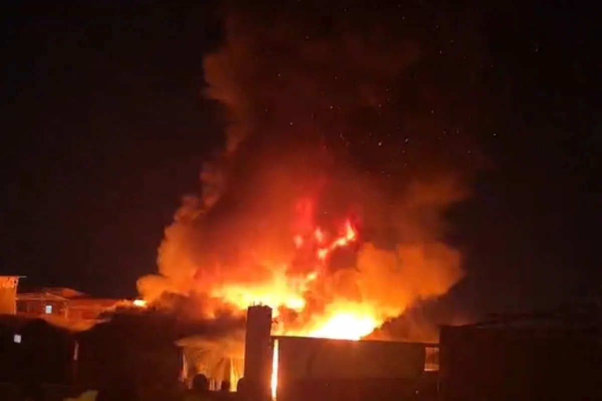 Incêndio em Santos deixa 115 desabrigados em favela sobre palafitas