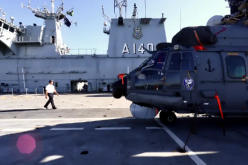 Marinha simula guerra no Porto de Santos com frota moderna