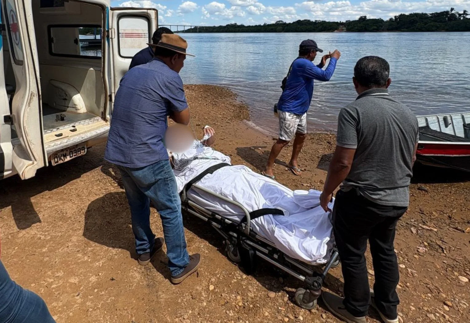 Paciente é transportado de barco após interdição total de ponte no Tocantins