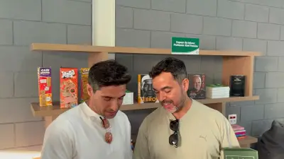 Abel Ferreira proíbe celulares na base do Palmeiras e inaugura espaço literário