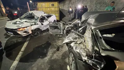 Acidente com carreta e dois carros deixa feridos na Avenida das Torres, em Manaus