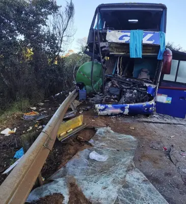 Acidente entre ônibus e caminhão na BR-267 mata duas mulheres e fere dezenas