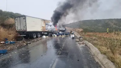 Acidente na BR-251: motorista de 26 anos morre em colisão entre carretas e caminhão