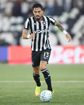 Alex Telles foca em campo e adia conversa sobre renovação com Botafogo