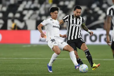 Alex Telles prioriza Botafogo e adia renovação; Franclim vê normalidade
