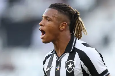 Alex Telles revela papo com Danilo na volta ao Botafogo: 'Está disponível para jogar'