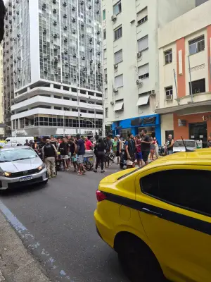 Ambulantes protestam no Rio contra operação Tolerância Zero em Copacabana