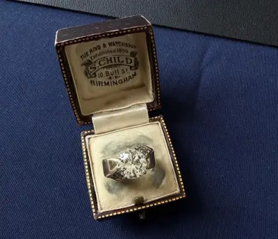 Anel de R$ 33 em feira de garagem vale R$ 103 mil com diamante