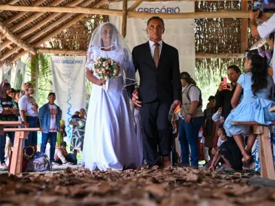 Aos 69 anos, aposentada realiza sonho de casar de vestido de noiva com três filhos