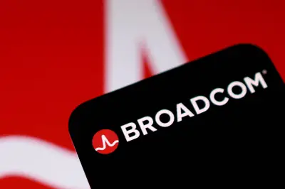Apple e Broadcom firmam acordo de US$ 30 bi para chips nos EUA