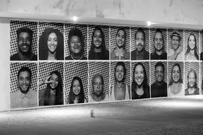 Artista JR transforma visitantes em obra de arte no Rio