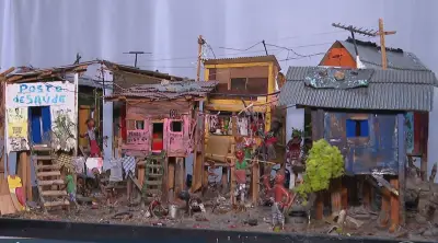 Artista transforma recicláveis em obras sobre palafitas no Recife