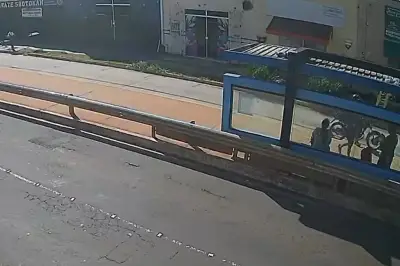 Assalto a mulheres em ponto de ônibus em Campo Grande é registrado por câmeras