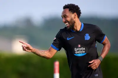 Aubameyang estreia com golaço de cavadinha no Deportivo La Coruña