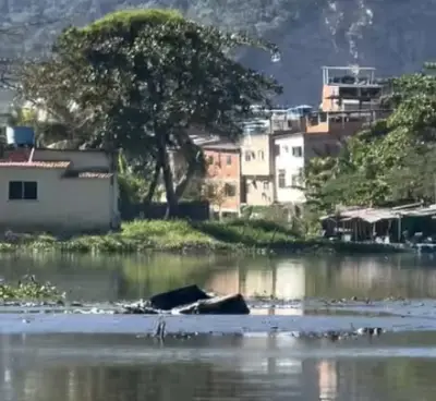 Biólogo flagra 18 sofás em 58 segundos na Lagoa da Tijuca; protesto viraliza