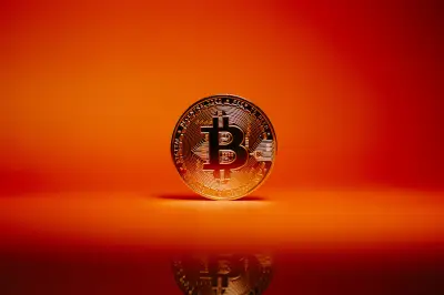 Bitcoin cai com tensão no Estreito de Ormuz, mas mantém US$ 62 mil