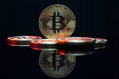 Bitcoin sobe para US$ 64 mil antes do Fed, mas ETFs seguem com saídas