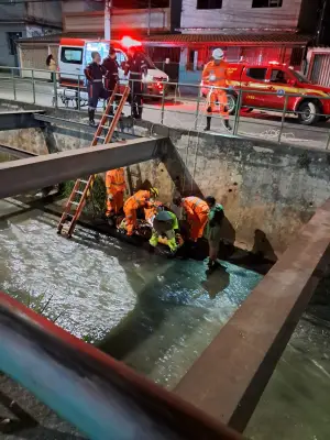 Bombeiros resgatam homem com TCE após queda em córrego em Juiz de Fora