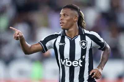 Botafogo relaciona Danilo para jogo contra Vitória; Palmeiras tenta contratação